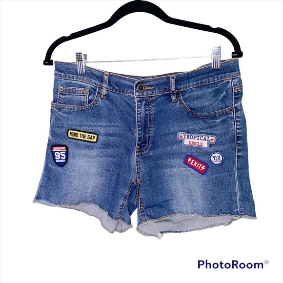 Yishion Embroidered Patches Denim Cut Off Shorts Size 29 - Picture 1 of 11